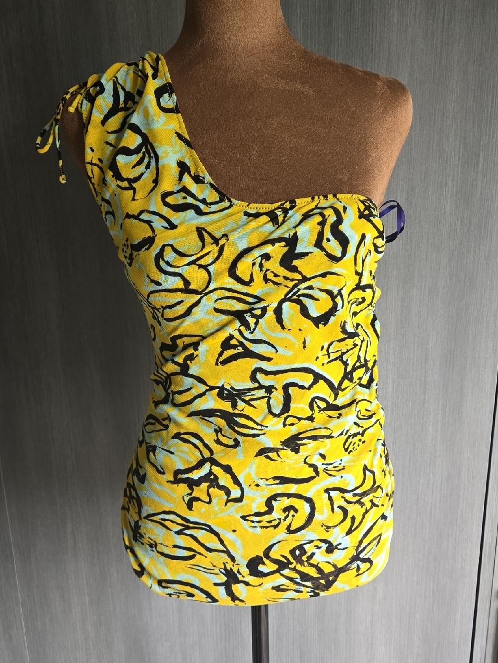 One-Shoulder Yellow Abstract Print Tank Top
